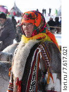 Женщина в меховой национальной одежде на дне оленевода в Салехарде (2013 год). Редакционное фото, фотограф Елена Боброва / Фотобанк Лори