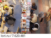 Московские букинисты подбирают себе старую  книгу в ГУМе (2015 год). Редакционное фото, фотограф Дмитрий Неумоин / Фотобанк Лори