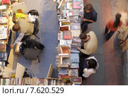 Московские букинисты подбирают себе старую  книгу в ГУМе (2015 год). Редакционное фото, фотограф Дмитрий Неумоин / Фотобанк Лори
