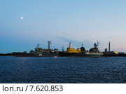 Военные корабли и ледокол "Буран" на причале в Средней гавани Кронштадта (2015 год). Редакционное фото, фотограф Алина Сбитнева / Фотобанк Лори