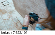 Женщина с ретро-фотокамерой. Стоковое видео, видеограф Данил Руденко / Фотобанк Лори
