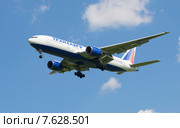 Самолет компании Transaero Airlines Boeing 777-200/ER на подлете к аэропорту Пулково (2015 год). Редакционное фото, фотограф Виктор Карасев / Фотобанк Лори