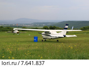 Самолет Cessna с бочкой горючего на аэродроме "Юца" (Россия, Ставропольский край, Предгорный район) (2015 год). Редакционное фото, фотограф Александр Степанов / Фотобанк Лори