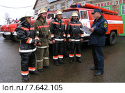 Инструктаж группы пожарных (2006 год). Редакционное фото, фотограф Гузель Гарипова / Фотобанк Лори