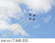 Санкт-Петербург, Международный военно-морской салон МВМС-2015 (IMDS-2015). Пилотажная группа "Стрижи" - полет в ромбе. Редакционное фото, фотограф Светлана Колобова / Фотобанк Лори