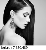 Portrait of beautiful brunette woman with earring. Стоковое фото, агентство Ingram Publishing / Фотобанк Лори