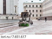 Трактор убирает снег на территории Казанского кремля (2014 год). Стоковое фото, фотограф Сергей Лаврентьев / Фотобанк Лори