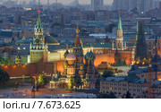 Москва. Вид сверху на собор Василия Блаженного, Спасскую и Никольскую башни и стены и постройки Кремля на фоне вечернего города (2015 год). Стоковое фото, фотограф Горшков Игорь / Фотобанк Лори