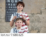 Проблемы со зрением. Примерка очков. Стоковое фото, фотограф Pukhov K / Фотобанк Лори