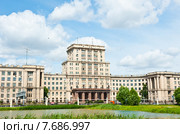 МГТУ им. Н. Э. Баумана. Вид со стороны Лефортовского парка. Солнечный день, лето. Москва (2015 год). Стоковое фото, фотограф E. O. / Фотобанк Лори
