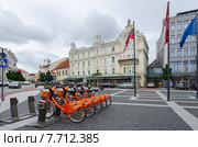 Терминал автоматической аренды велосипедов Cyclocity - традиционного средства передвижения в Старом городе в Вильнюсе (2015 год). Редакционное фото, фотограф Ольга Коцюба / Фотобанк Лори