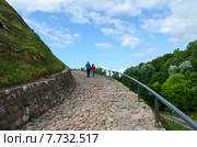 Туристы поднимаются на гору Гедиминаса по серпантинной дороге (2015 год). Стоковое фото, фотограф Ольга Коцюба / Фотобанк Лори