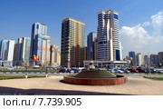 Вид на памятник-стелу Al Taawun Monument от торгового центра Al Arab, на фоне небоскребов, в городе Шарджа, ОАЭ (2014 год). Редакционное фото, фотограф SevenOne / Фотобанк Лори