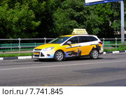 Желтое такси двигается по Хабаровской улице в Гольянове в Москве (2015 год). Редакционное фото, фотограф lana1501 / Фотобанк Лори