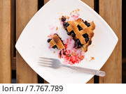 Черничный пирог с решёткой на белой тарелке с вилкой и откусанным куском. Стоковое фото, фотограф Алексей Бородин / Фотобанк Лори
