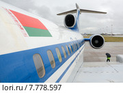 Вид на крыло и хвостовую часть самолета Ту-154М (бортовой EW-85748) авиакомпании Белавиа. Аэропорт Минск (2015 год). Редакционное фото, фотограф Alexei Tavix / Фотобанк Лори