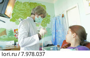 Стоматолог корректирует брекеты для зубов с помощью специального оборудования. Стоковое видео, видеограф Владимир Кравченко / Фотобанк Лори