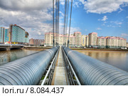 Надводная часть теплотрассы, обеспечивающей теплом квартиры жилых домов в Красносельском районе Санкт-Петербурга, мост тепломагистрали пересекает Дудергофский канал. Стоковое фото, фотограф Владимир Григорьев / Фотобанк Лори