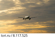 Улетающий в закатное небо самолет  Airbus A320-214 (2015 год). Редакционное фото, фотограф Виктор Карасев / Фотобанк Лори