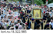 Люди несут иконы на День Крещения Руси и 1000-летие преставления святого равноапостольного великого князя Владимира в Киеве (Украина) (2015 год). Редакционное видео, видеограф FMRU / Фотобанк Лори
