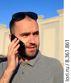 Мужчина разговаривает по мобильному телефону на улице. Стоковое фото, фотограф Яна Королёва / Фотобанк Лори