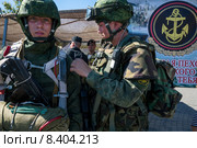 Военнослужащие подразделения морской пехоты Черноморского флота демонстрируют полную экипировку пехотинца во время акции "Военная служба по контракту на Черноморском флоте - твой выбор!" (День контрактника), Севастополь (2015 год). Редакционное фото, фотограф Николай Винокуров / Фотобанк Лори
