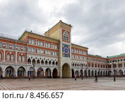 Часовая башня на площади Оболенского-Ноготкова. Йошкар-Ола (2015 год). Редакционное фото, фотограф Сергей Лаврентьев / Фотобанк Лори