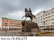 Памятник основателю Йошкар-Олы И.А. Оболенскому-Ноготкову. Город Йошкар-Ола (2015 год). Редакционное фото, фотограф Сергей Лаврентьев / Фотобанк Лори