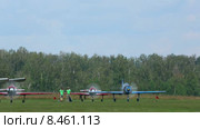 Спорт самолеты ЯК-52  готовятся к взлету (2015 год). Редакционное видео, видеограф Игорь Жоров / Фотобанк Лори