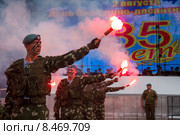 Военнослужащие Воздушно-десантных войск зажгли файеры во время показательных выступлений на ВДНХ в День ВДВ и 85-летнюю годовщину образования ВДВ, Москва (2015 год). Редакционное фото, фотограф Николай Винокуров / Фотобанк Лори