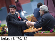 Москва, уличный артист в образе Ленина на Никольской улице распивает пиво (2015 год). Редакционное фото, фотограф Дмитрий Неумоин / Фотобанк Лори