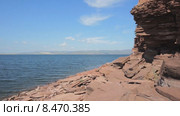 Красноярское водохранилище на реке Енисей. Скалистый берег (панорамирование влево) Стоковое видео, видеограф Konstantin Kartashov / Фотобанк Лори
