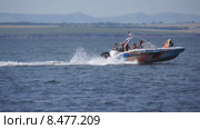 Красноярское водохранилище на реке Енисей. Катер летит над водой (2015 год). Редакционное видео, видеограф Konstantin Kartashov / Фотобанк Лори