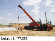 Погрузка большой емкости краном большой грузоподъемности (2015 год). Редакционное фото, фотограф Дмитрий Сакретарев / Фотобанк Лори