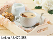 Кофе с корицей и молоком в молочнике на деревянном подносе. Стоковое фото, фотограф Лидия Рыженко / Фотобанк Лори
