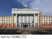 Красноярский государственный медицинский университет имени профессора В. Ф. Войно-Ясенецкого летом, Красноярск (2015 год). Редакционное фото, фотограф Алексей Гусев / Фотобанк Лори