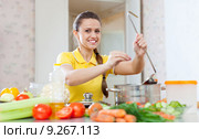 woman adds spice or salt in saucepan. Стоковое фото, фотограф Яков Филимонов / Фотобанк Лори