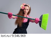 Домохозяйка со щеткой для уборки. Стоковое фото, фотограф Александр Лычагин / Фотобанк Лори