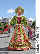 Москва, фестиваль варенья "Московское лето". "Фруктовый вернисаж" на площади Революции. Русская красавица (2015 год). Редакционное фото, фотограф Илюхина Наталья / Фотобанк Лори