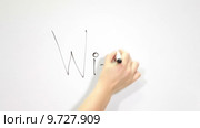 Женская рука пишет маркером на доске надпись Wi-Fi. Стоковое видео, видеограф Кекяляйнен Андрей / Фотобанк Лори