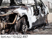 Дорожное происшествие, авария или намеренный поджог - сгоревший в пожаре легковой автомобиль. Стоковое фото, фотограф Илья Андриянов / Фотобанк Лори