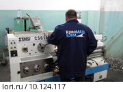 Балашиха, рабочий у токарного станка, цех завода ООО БЗКМ (2015 год). Редакционное фото, фотограф Дмитрий Неумоин / Фотобанк Лори