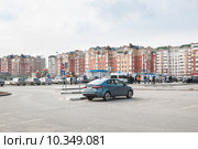 Автостоянка возле ТРК "Триумф Плаза" в Обнинске (2015 год). Редакционное фото, фотограф Алёшина Оксана / Фотобанк Лори