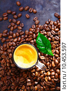 Cup of rich frothy coffee with coffee beans. Стоковое фото, фотограф Daniel Reiter / PantherMedia / Фотобанк Лори