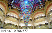 Галери Лафайет (Galeries Lafayette) - французская сеть универмагов (Париж, Франция). Праздничный декорированный интерьер помещения. Перевернутая новогодняя елка (2014 год). Редакционное видео, видеограф FMRU / Фотобанк Лори