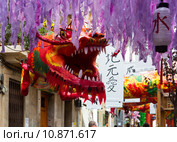 Decorated streets of Gracia district. Japanese theme (2015 год). Редакционное фото, фотограф Яков Филимонов / Фотобанк Лори
