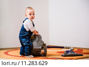 Cleaning home - baby with vacuum cleaner. Стоковое фото, фотограф Martin Novak / PantherMedia / Фотобанк Лори