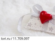 Close up of white and silver present box with red heart for christmas. Стоковое фото, фотограф Jeanette Maria Dietl / PantherMedia / Фотобанк Лори