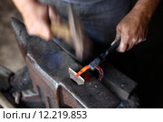 Anvil, horse shoe and hammer. Стоковое фото, фотограф Mihai Barbu / PantherMedia / Фотобанк Лори