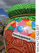 Банка варенья с табличкой "мосваренье", Новопушкинский сквер, фестиваль варенья "Московское лето", Москва (2015 год). Редакционное фото, фотограф Алексей Гусев / Фотобанк Лори